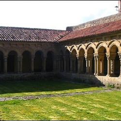 santillana claustro romanico